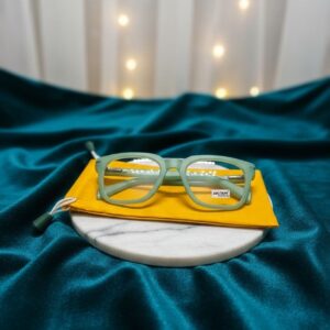 Cat-eye glasses